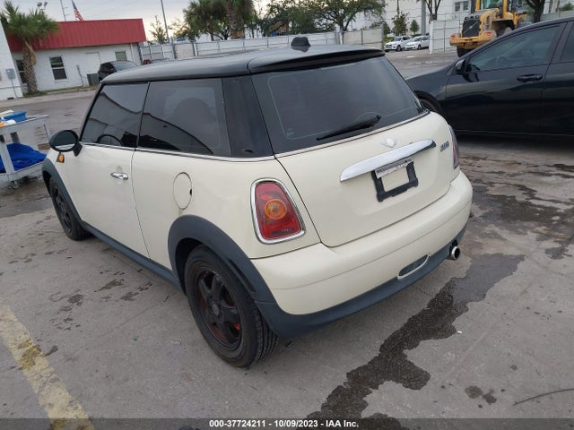 2010 MINI COOPER HARDTOP WMWMF3C59ATZ66045 Photo 2