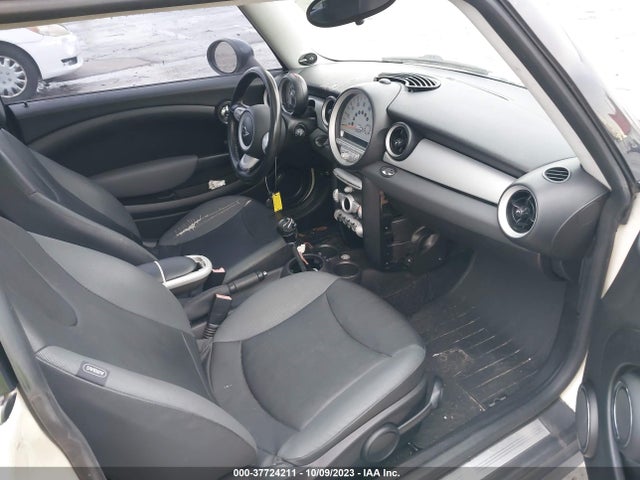 2010 MINI COOPER HARDTOP WMWMF3C59ATZ66045 Photo 4