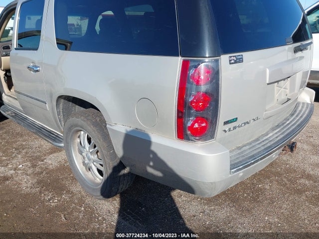 2011 GMC YUKON XL DENALI VIN: 1GKS2MEF2BR312279