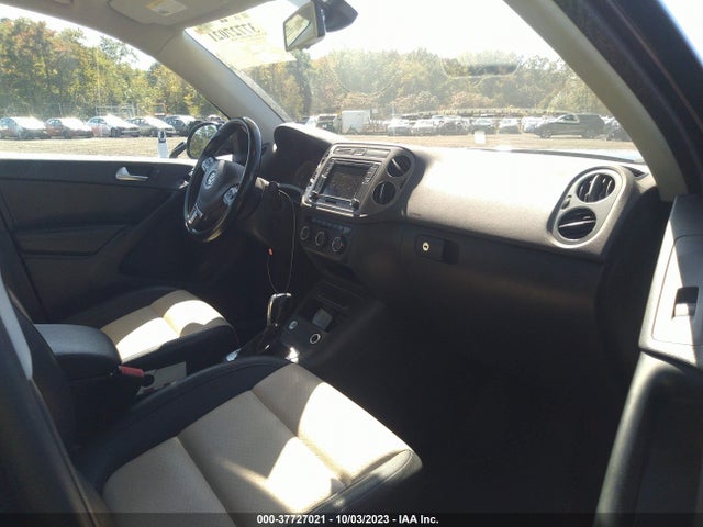 WVGBV7AX8HK020877 Volkswagen TIGUAN