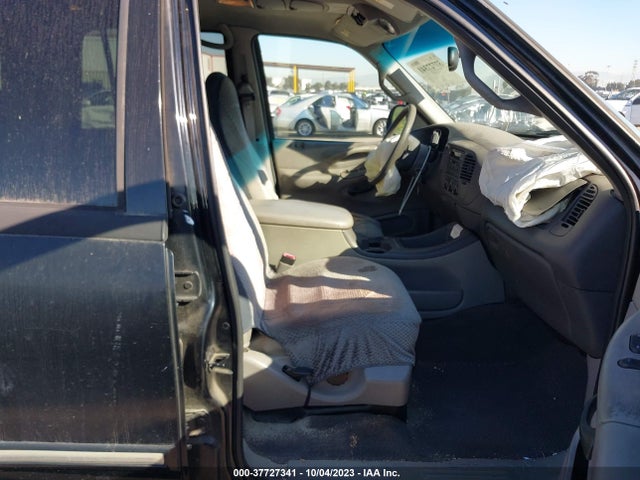 2000 FORD EXPEDITION XLT VIN: 1FMRU1562YLB35856