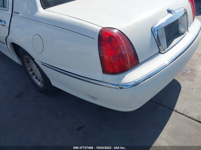 2001 LINCOLN TOWN CAR EXECUTIVE VIN: 1LNHM81WX1Y629479