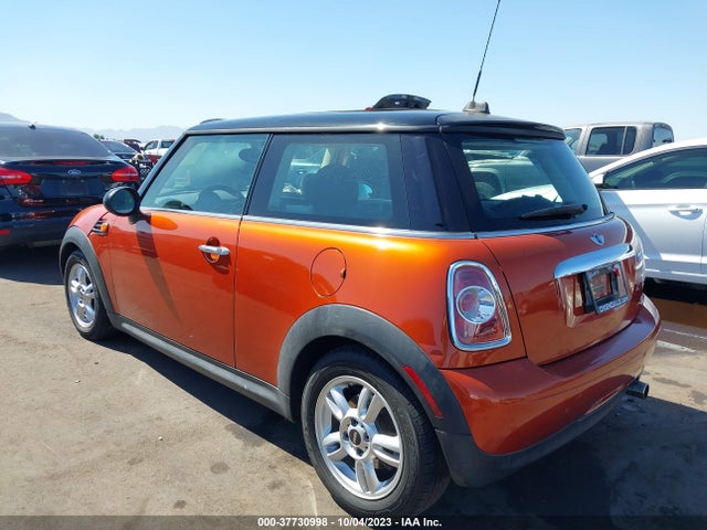 2011 MINI COOPER HARDTOP WMWSU3C52BT096637 Photo 2