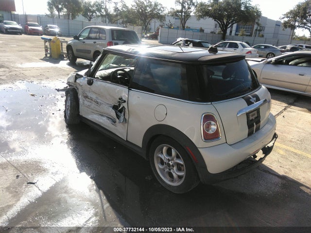 2012 MINI COOPER HARDTOP WMWSU3C52CT264116 Photo 2