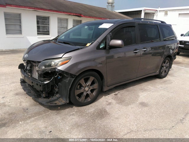 Toyota SIENNA SE 2015 5TDXK3DCXFS597047 Image 2