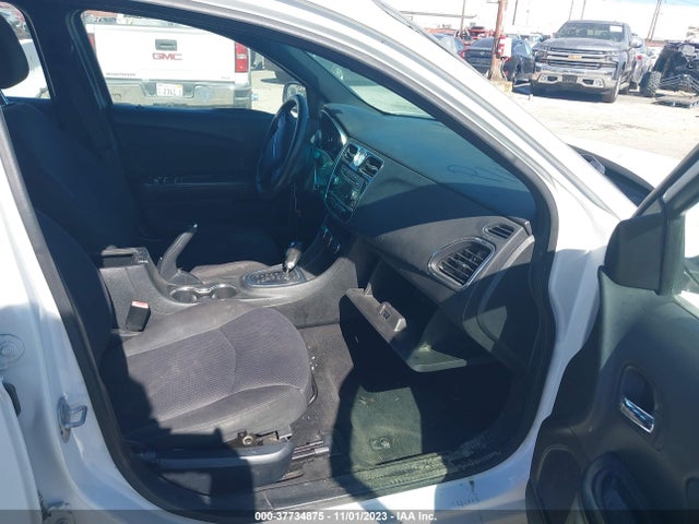 1C3CCBAB7EN142070 Chrysler 200 LX