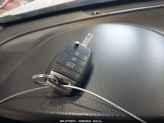 2014 KIA SORENTO LX VIN: 5XYKTCA66EG473732