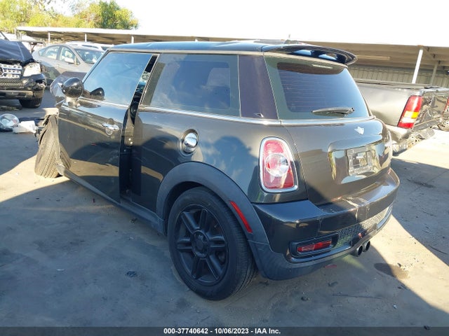 2011 MINI COOPER HARDTOP WMWSV3C57BTY13725 Photo 2