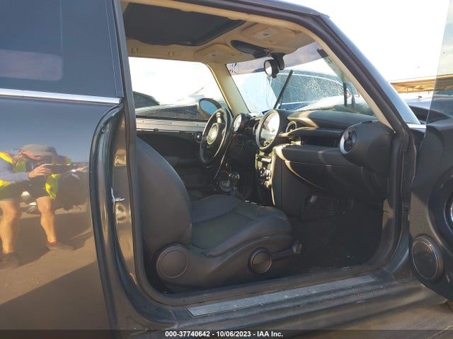 2011 MINI COOPER HARDTOP WMWSV3C57BTY13725 Photo 4