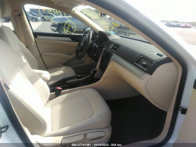 1VWAT7A35HC060215 Volkswagen Passat 1.8t S