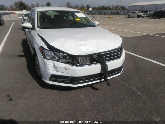 1VWAT7A35HC060215 Volkswagen Passat 1.8t S