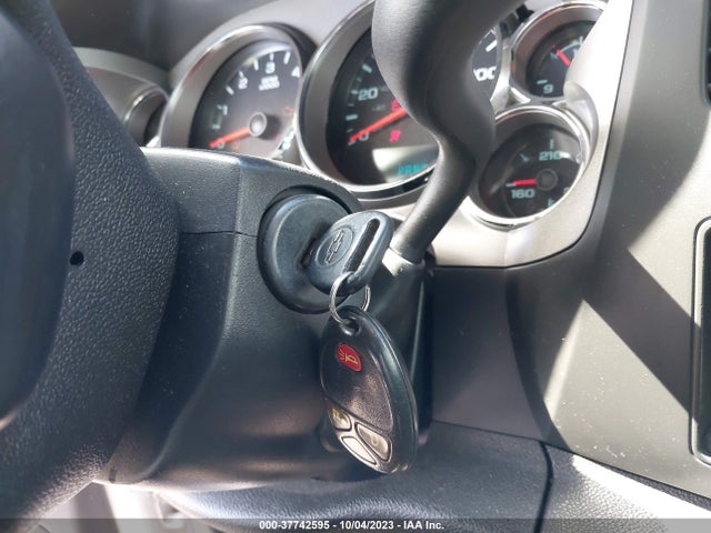 2011 CHEVROLET SILVERADO 1500 LT VIN: 1GCRCSE06BZ200527