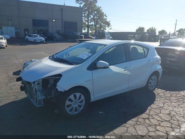 Toyota Prius C One/three/two/four 2014 JTDKDTB30E1561189 Image 2