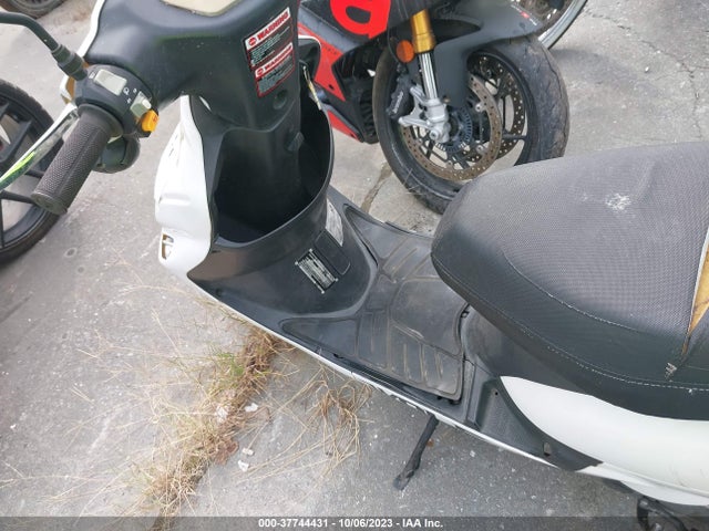 2015 WOLF RX SCOOTER VIN: L5YACBPA7G1118386