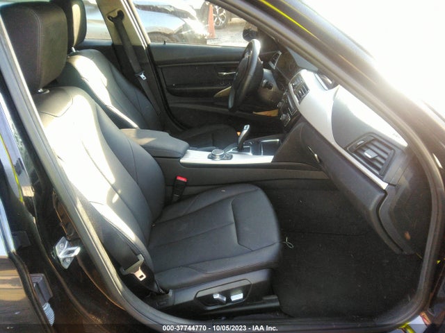WBA8E1G52GNT35752 BMW 3 Series 320i