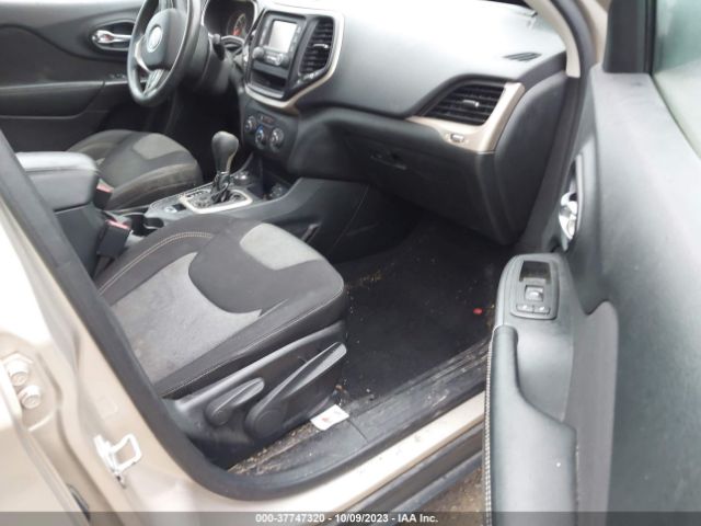 1C4PJMAB6FW592982 Jeep Cherokee Sport