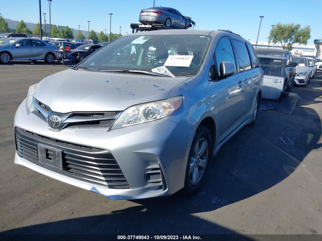 Toyota SIENNA LE 2018 5TDKZ3DC9JS922592 Image 2