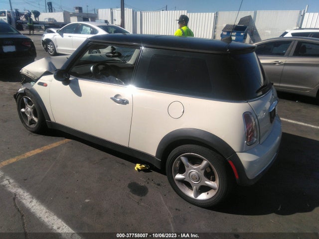 2006 MINI COOPER WMWRC335X6TJ74864 Photo 2