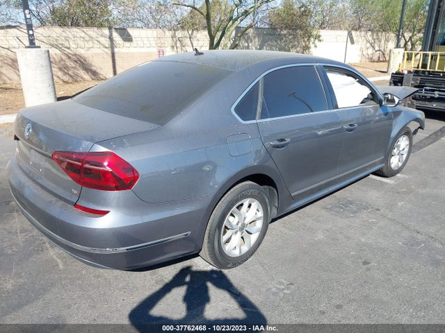 1VWAT7A35HC033144 Volkswagen Passat 1.8t S