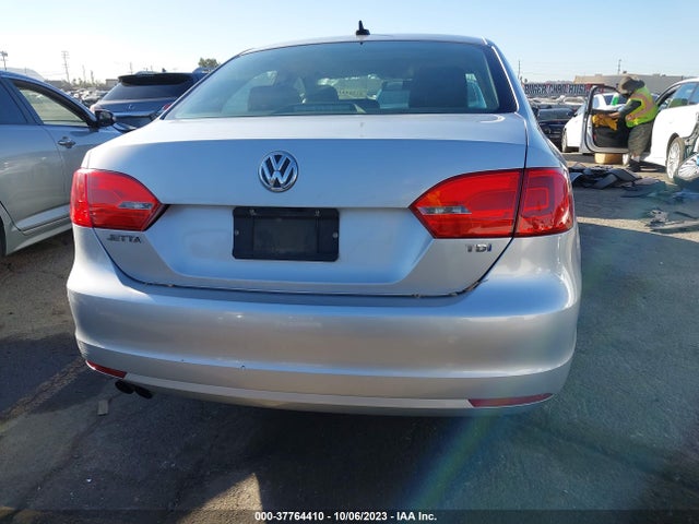 3VWLL7AJ2EM393991 Volkswagen Jetta Sedan Tdi W/premium