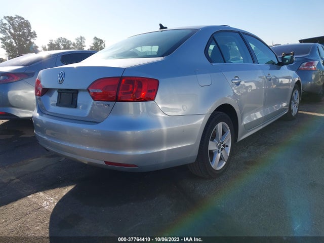 3VWLL7AJ2EM393991 Volkswagen Jetta Sedan Tdi W/premium