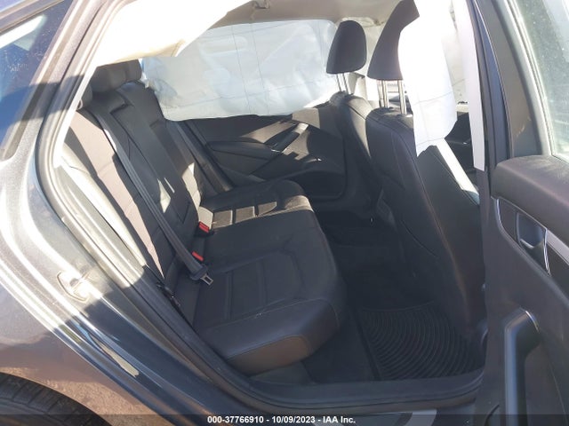 1VWAA7A32JC013655 Volkswagen Passat 2.0t S/r-line