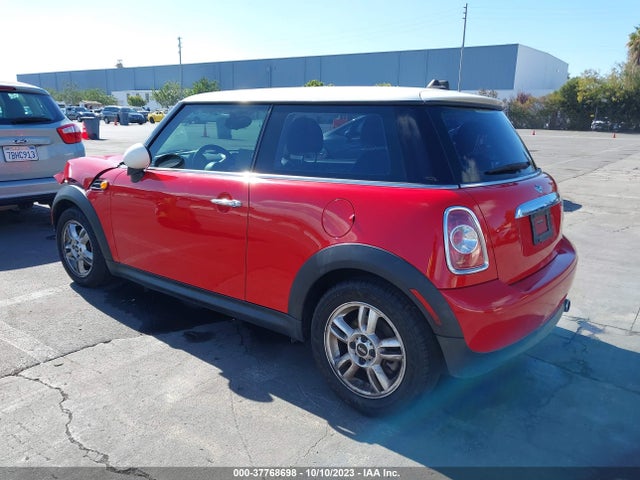 2011 MINI COOPER WMWSU3C51BTX97346 Photo 2