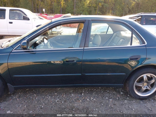 1998 HONDA ACCORD SDN EX VIN: 1HGCG5657WA159076
