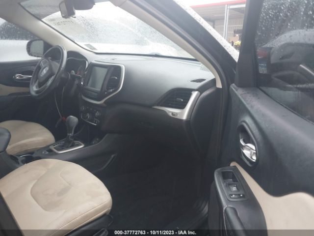1C4PJLCB3FW782973 Jeep Cherokee Latitude