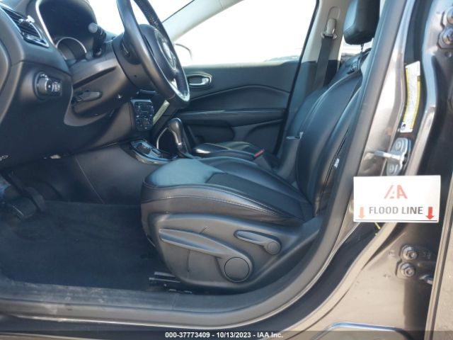 3C4NJDBB8KT807073 Jeep Compass Altitude