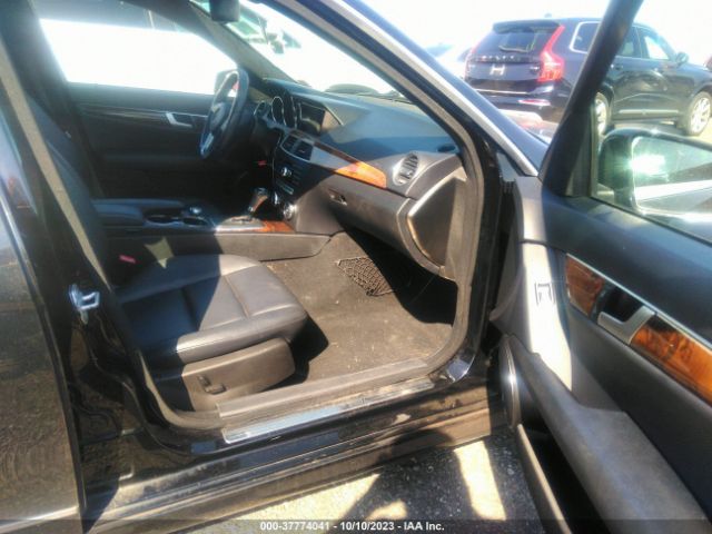 2013 MERCEDES-BENZ C-CLASS WDDGF8AB5DR253432 Photo 4