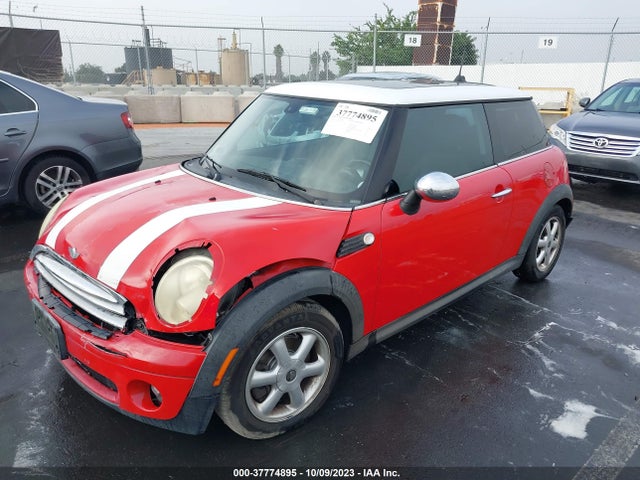 2008 MINI COOPER HARDTOP WMWMF335X8TT63955 Photo 1