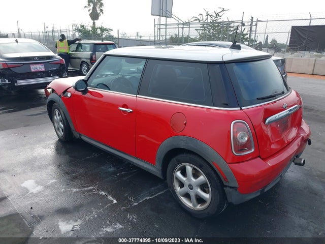 2008 MINI COOPER HARDTOP WMWMF335X8TT63955 Photo 2