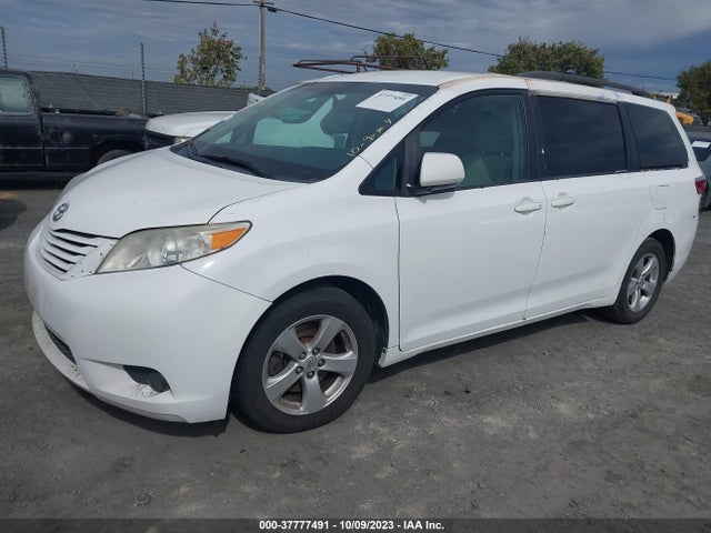 Toyota SIENNA LE 2015 5TDKK3DC2FS540433 Image 2