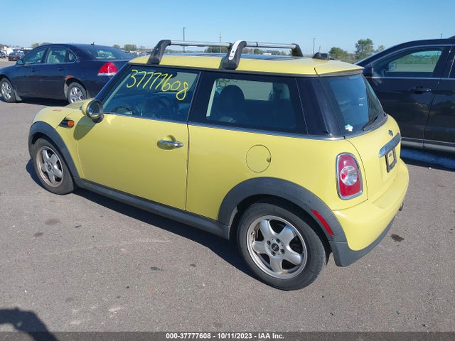 2011 MINI COOPER HARDTOP WMWSU3C55BT092579 Photo 2