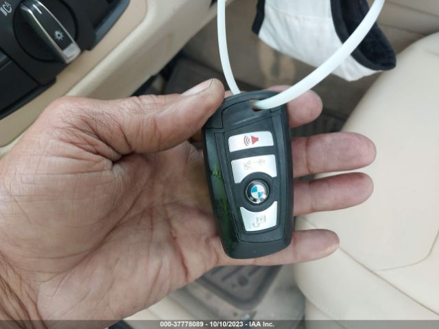 WBA8A9C5XGK619065 BMW 3 Series 320i