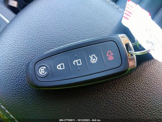 1FMCU9J99HUE48532 Ford Escape Titanium