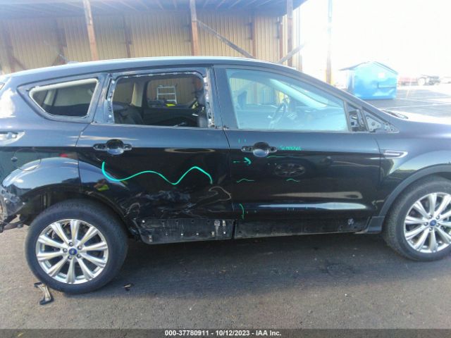 1FMCU9J99HUE48532 Ford Escape Titanium