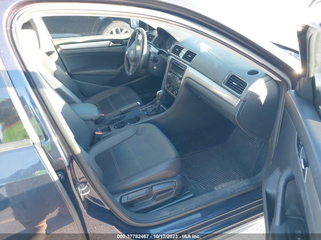 1VWAT7A38FC027335 Volkswagen Passat 1.8t Wolfsburg Ed