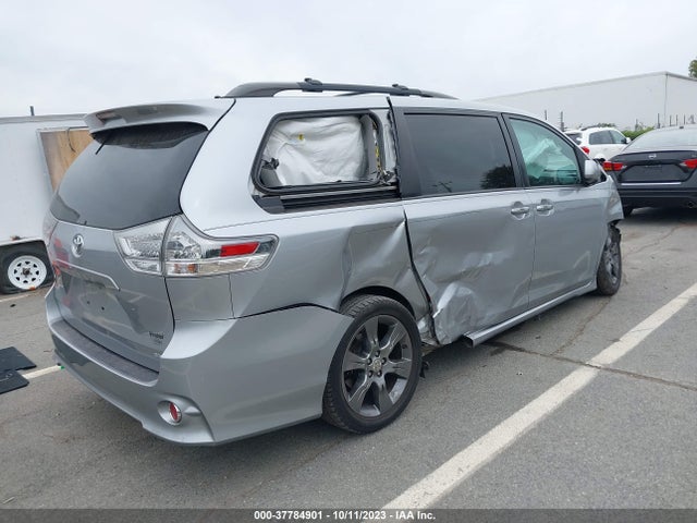 2016 TOYOTA SIENNA SE PREMIUM 8 PASSENGER VIN: 5TDXK3DC4GS717667