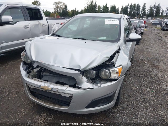 Chevrolet SONIC LS 2016 1G1JA5SG1G4153233 Image 2