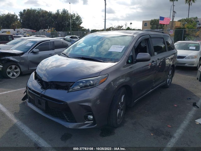Toyota SIENNA SE 2018 5TDXZ3DC3JS948059 Image 2