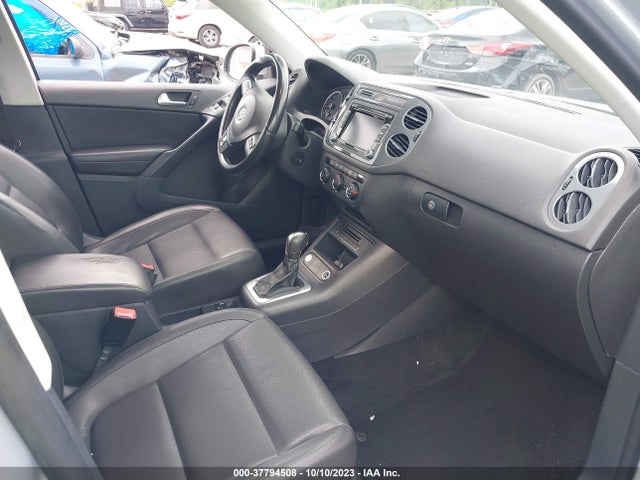 WVGAV3AX8EW532017 Volkswagen TIGUAN SE