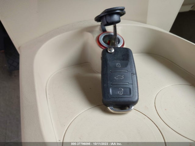 2009 VOLKSWAGEN NEW BEETLE CONVERTIBLE S VIN: 3VWRF31Y99M409987