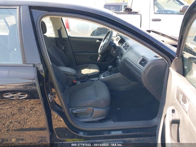 3VW2K7AJ8EM369418 Volkswagen Jetta Sedan S