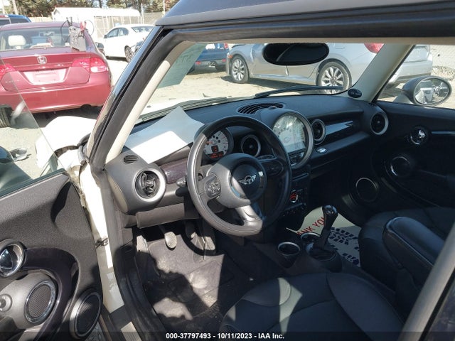 2011 MINI COOPER CLUBMAN WMWZF3C54BTX81635 Photo 4
