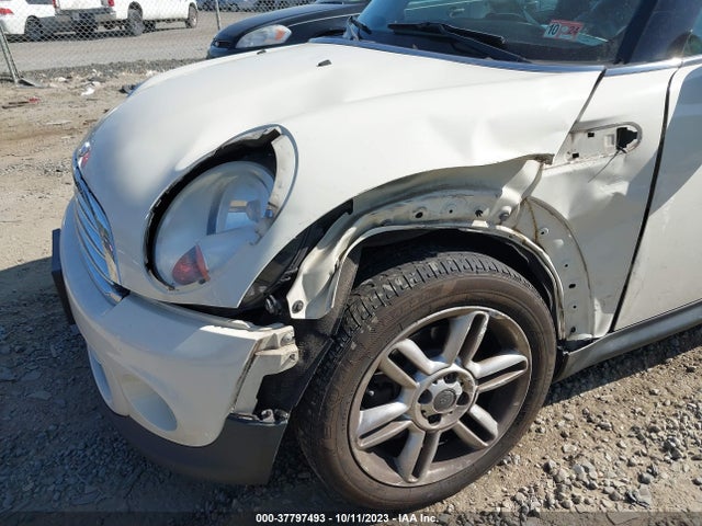 2011 MINI COOPER CLUBMAN WMWZF3C54BTX81635 Photo 5