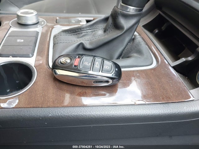 WVGEF9BP6GD008749 Volkswagen Touareg Lux