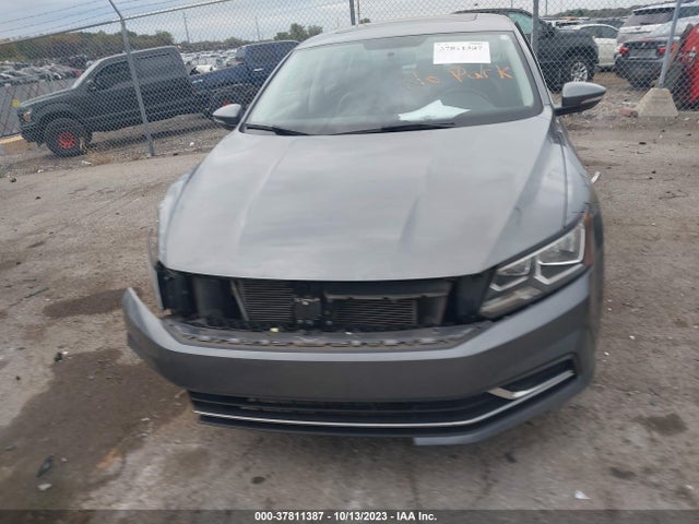 1VWBT7A35HC021189 Volkswagen Passat 1.8t Se