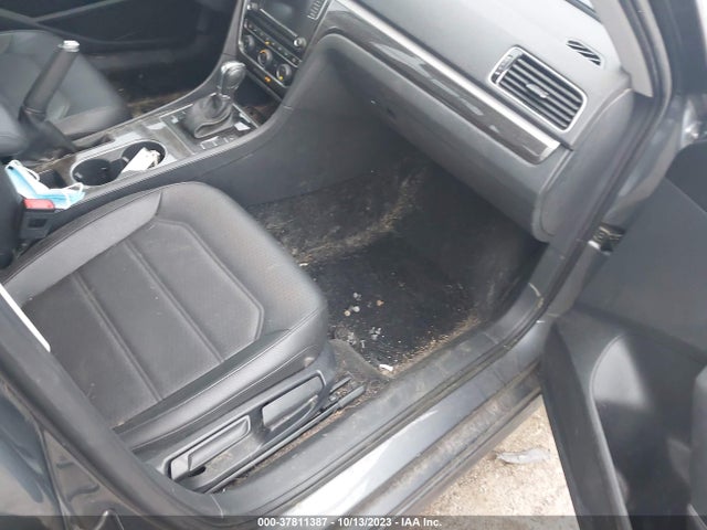 1VWBT7A35HC021189 Volkswagen Passat 1.8t Se